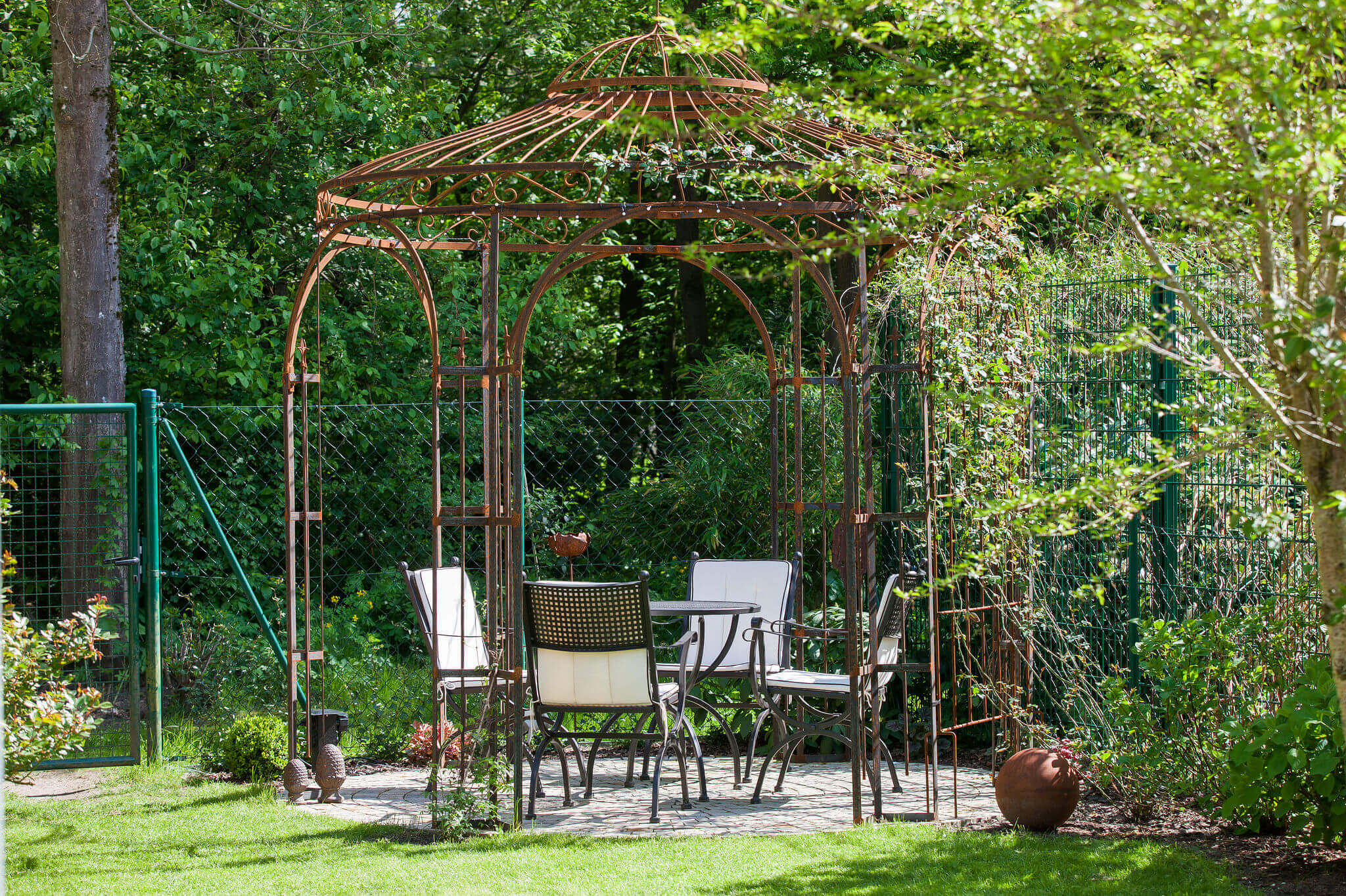 Gartenpavillon Milano mit Rankgitter Edera  in einem Garten mit Sitzmoebeln