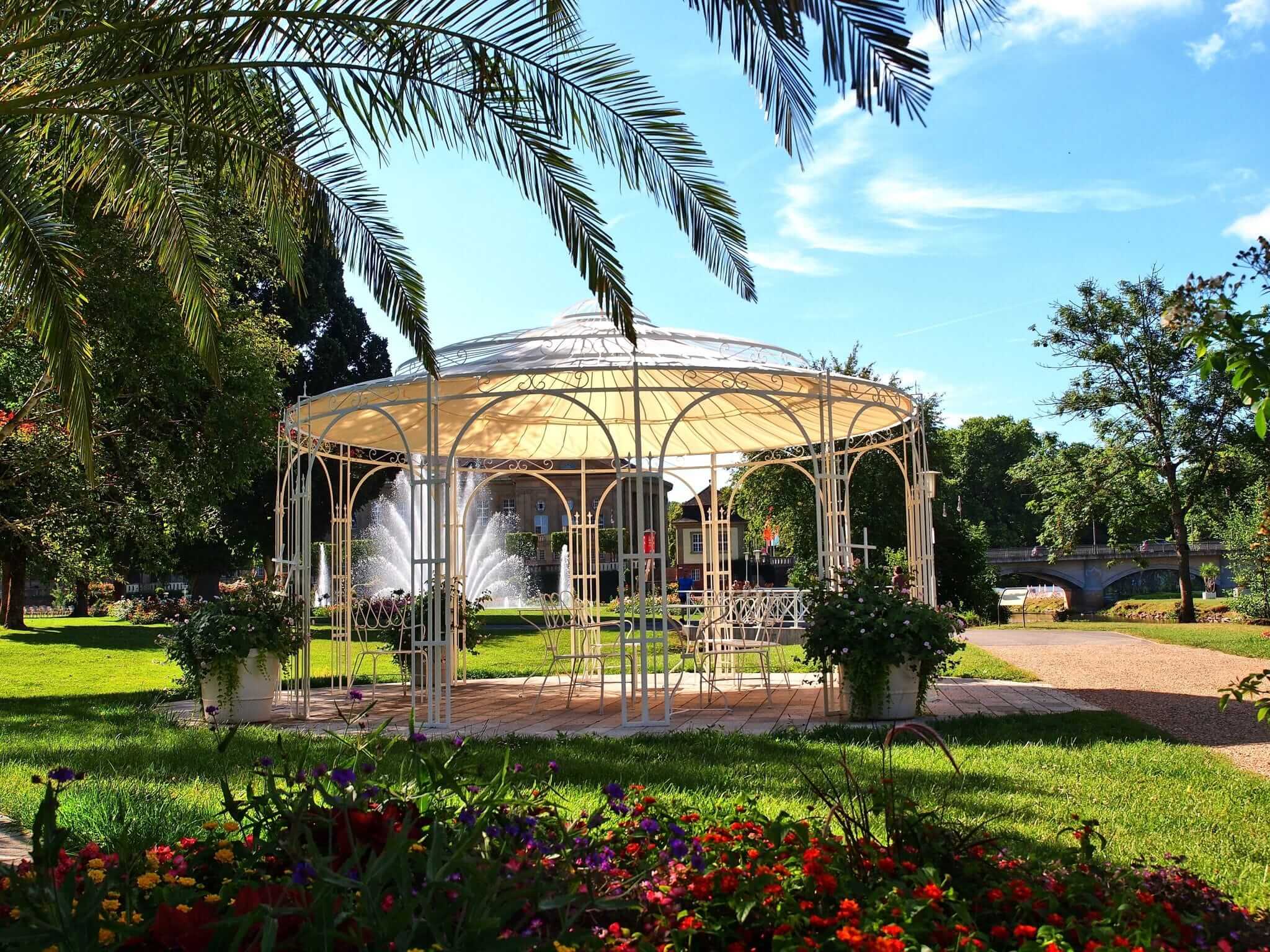 Pavillon Toskana in pulverbeschichteter Ausführung mit Sonnensegel und Messingkugel in einem Park