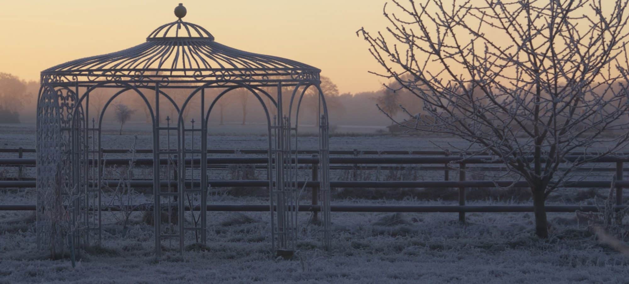 Pavillon mit Morgenfrost besetzt in freier Natur