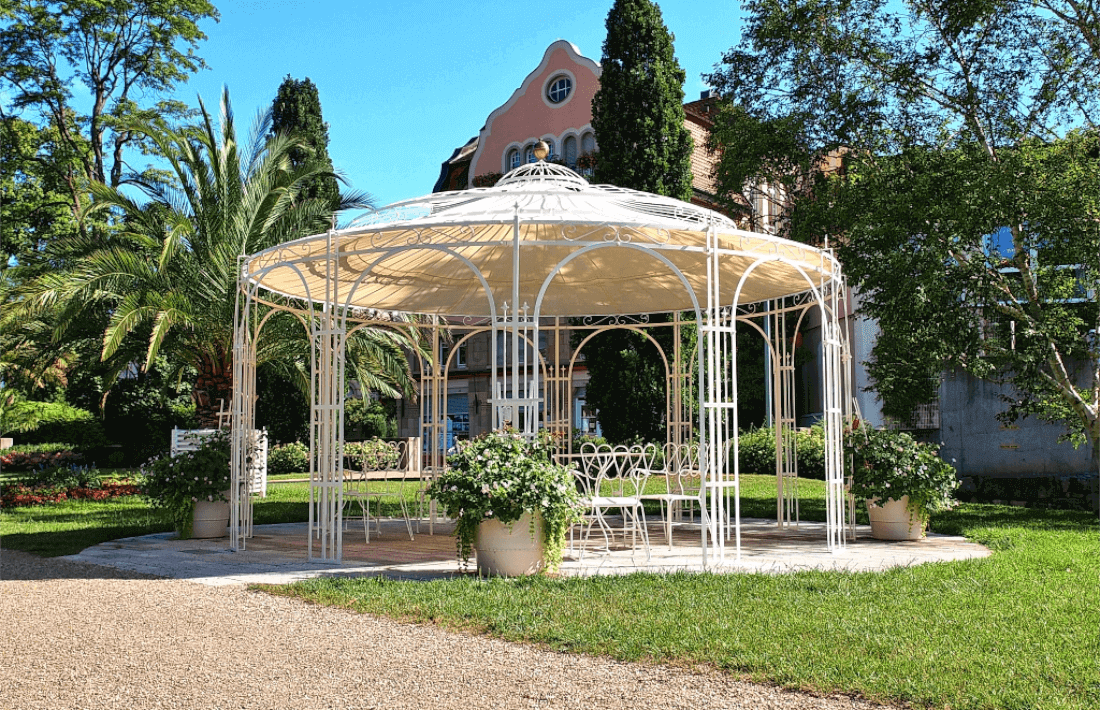 Pavillon Toskana in pulverbeschichteter Sonderfarbe Weiß mit Messingkugel und Sonnensegel