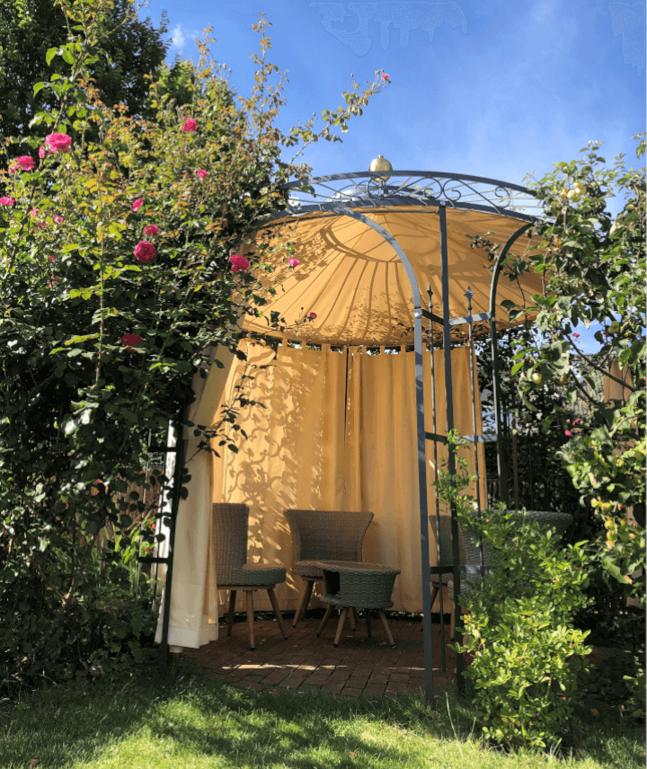 Pavillon Milano in pulverbeschichtet anthrazit mit Sonnensegel und Vorhaengen