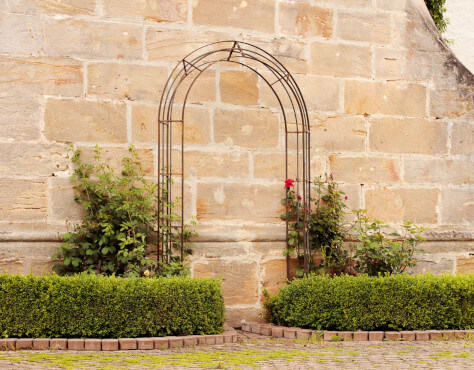 Rosenbogen Matera unbeschichtet vor einer Mauer