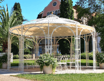 Pavillon Toskana in pulverbeschichteter Ausfuehrung mit Sonnensegel und Messingkugel in einem Park