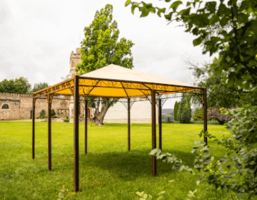 Pavillon Palermo eckig in unbeschichteter Ausfuehrung mit Sonnensegel in einem gruenen Garten