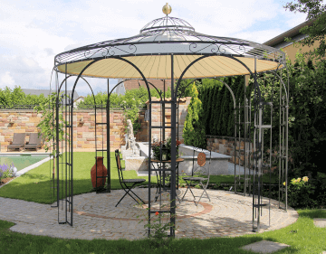 Pavillon Florenz in pulverbeschichtet anthrazit mit Sonnensegel in einem Garten neben einem Pool