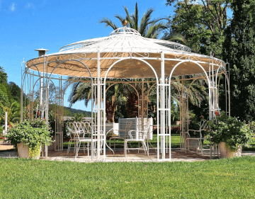 Pavillon Toskana in pulverbeschichteter Ausfuehrung weiss mit Sonnensegel in einem Park