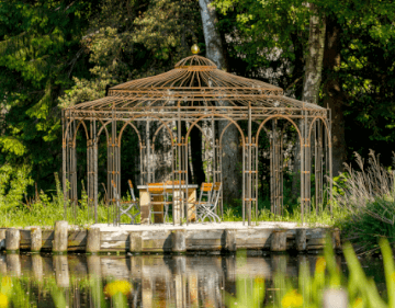 Pavillon Toskana in unbeschichteter Ausfuehrung bei einem Teich