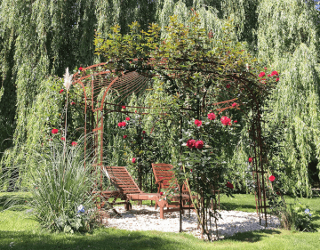 Pavillon Florenz in unbeschichtet mit Holzstuehlen und Rosen berankt auf einer Wiese