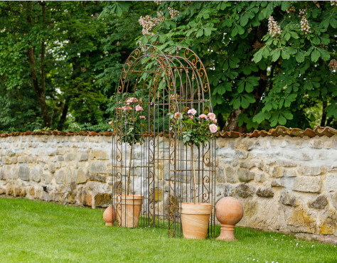 Rosenbogen Calabria unbeschichtet mit Rückwand in einem Garten