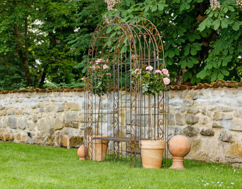 Rosenbogen Calabria unbeschichtet mit Rückwand und Bank in einem Garten