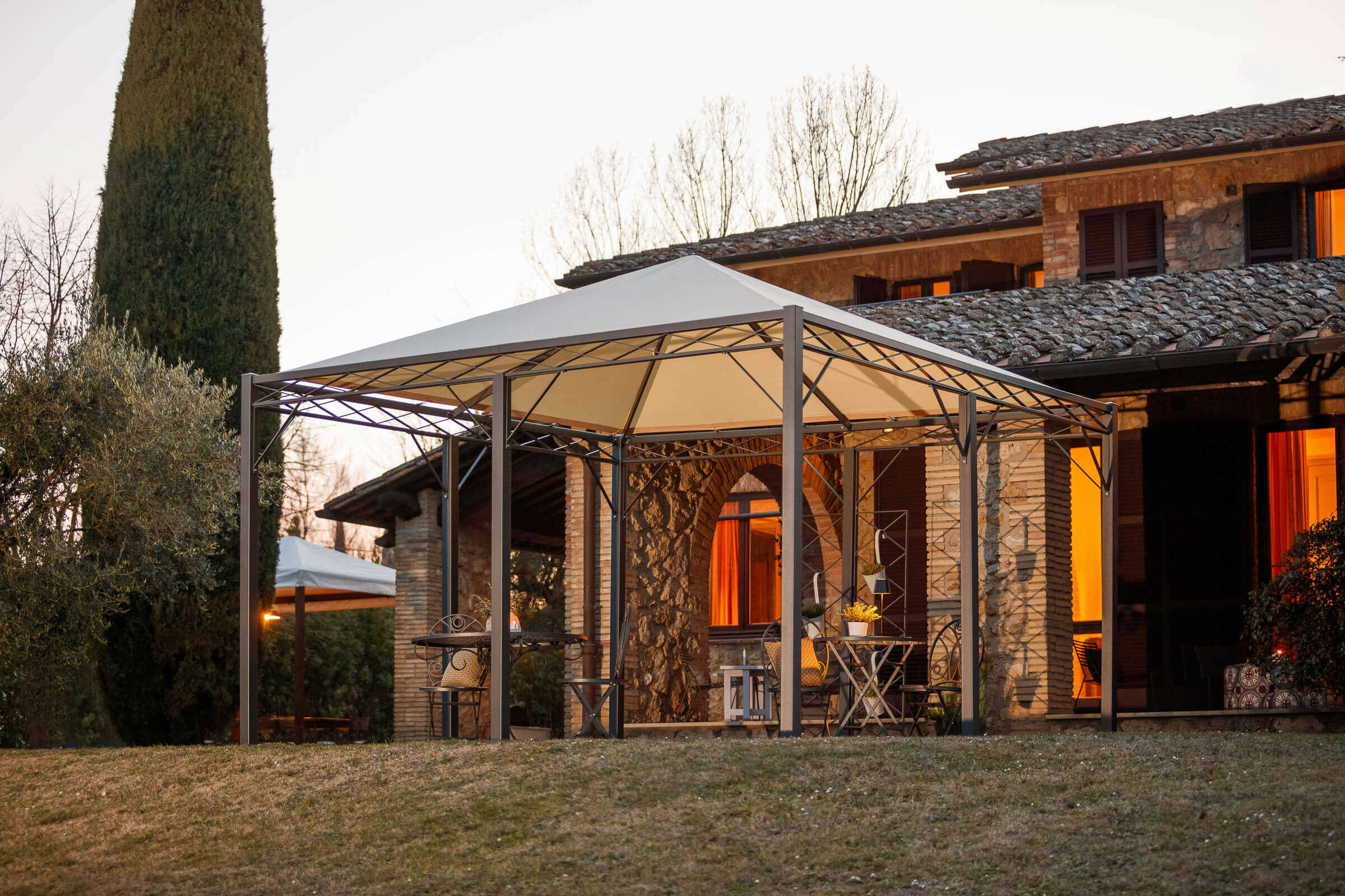 Pavillon Torino in pulverbeschichtet anthrazit mit Sonnensegel und Rankgitter Vite