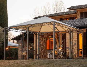 Pavillon Torino pulverbeschichtet anthrazit mit Sonnensegel vor einem Haus