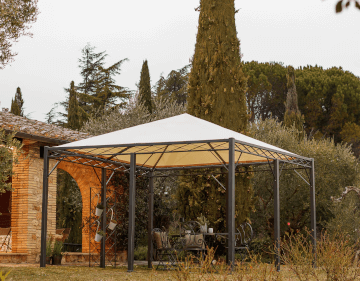Pavillon Torino pulverbeschichtet anthrazit mit Sonnensegel in einem mediterranen Garten