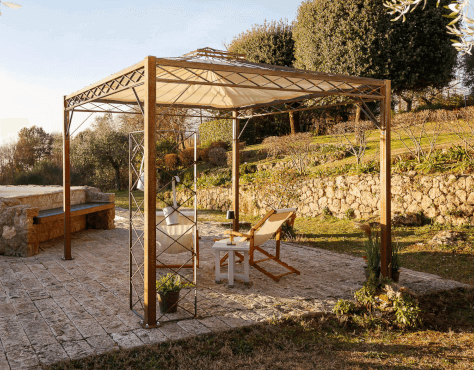 Pavillon Trento unbeschichtet mit Sonnensegel in einem mediterranen Garten