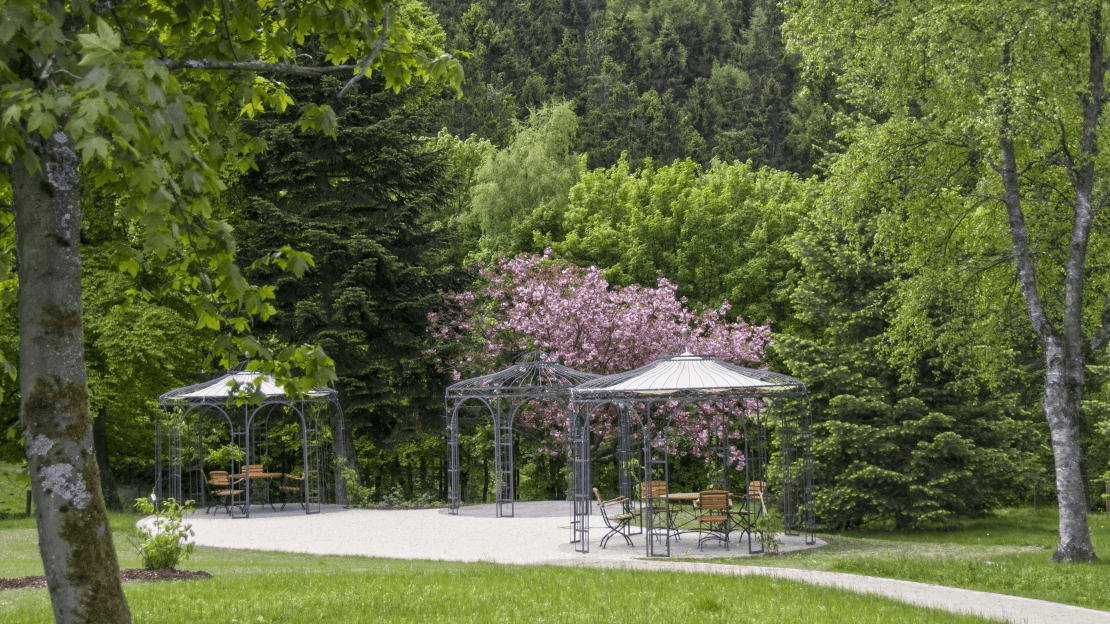 drei Pavillon Florenz pulverbeschichtet anthrazit mit Messingkugel in einem Garten