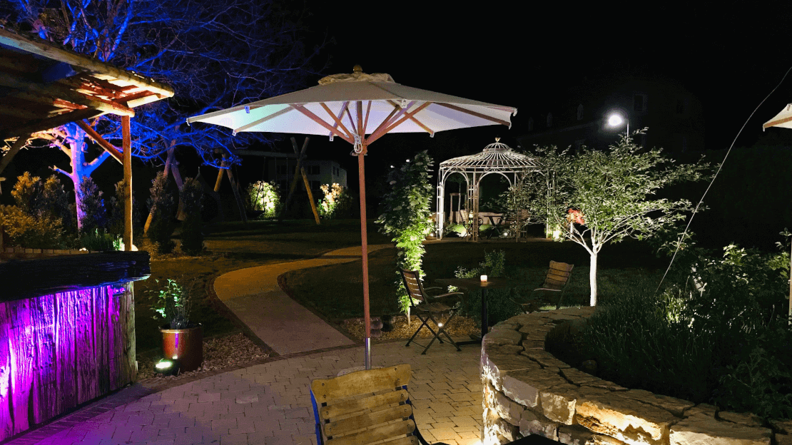 Pavillon Florenz pulverbeschichtet anthrazit mit Messingkugel im Garten des Restaurants Steinmetz