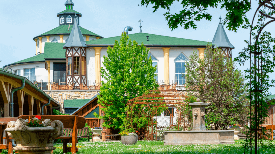 Pavillon pulverbeschichtet Anthrazit mit Messingkugel in einem Garten