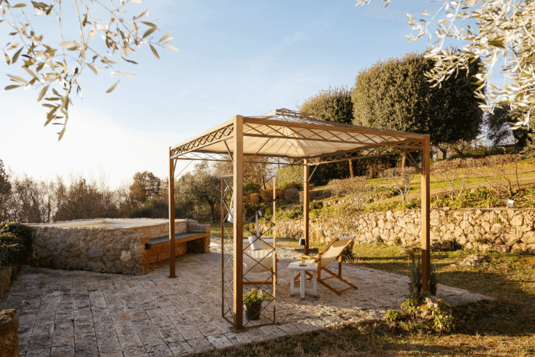 Pavillon Trento unbeschichtet mit Sonnensegel auf einer Steinterasse