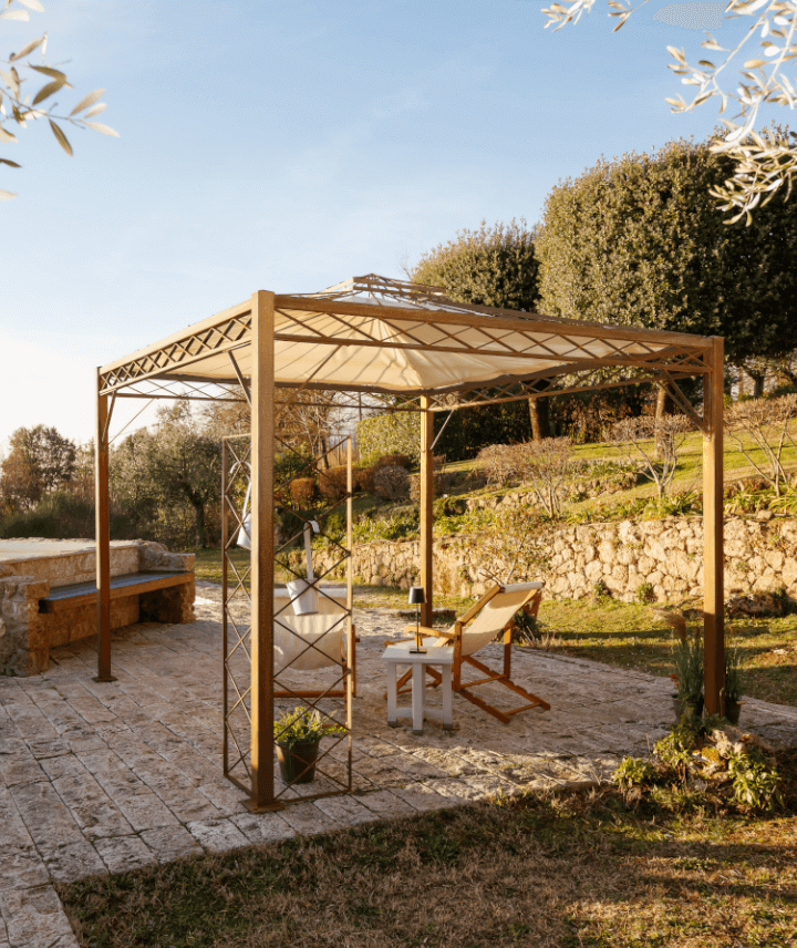 ELEO Pavillon Trento in Garten integriert auf gepflasterter Terrasse