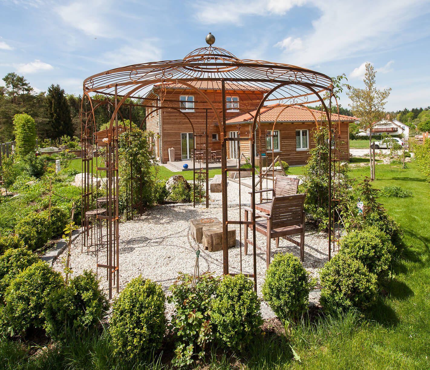 Pavillon Florenz unbeschichtet mit Messingkugel vor einem Haus in einem Garten