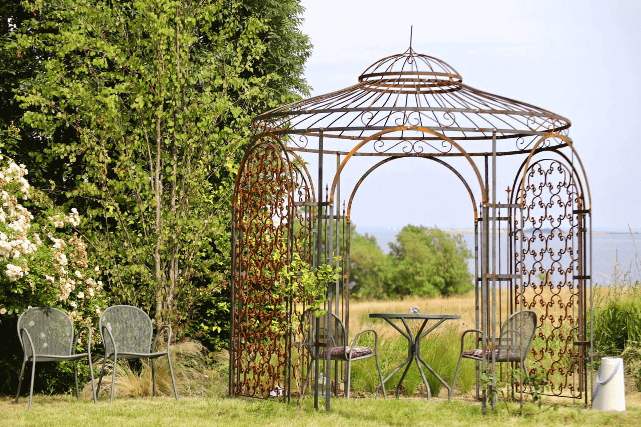Pavillon Milano unbeschichtet mit Rankgitter Rosa im Garten
