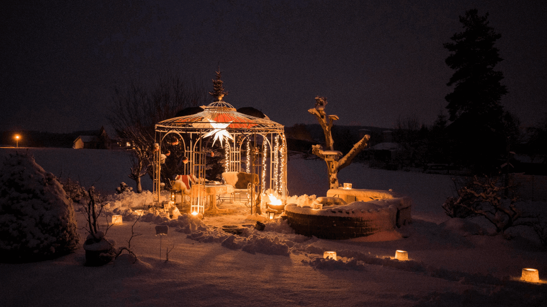 Pavillon Florenz beleuchtet bei Nacht im Schnee