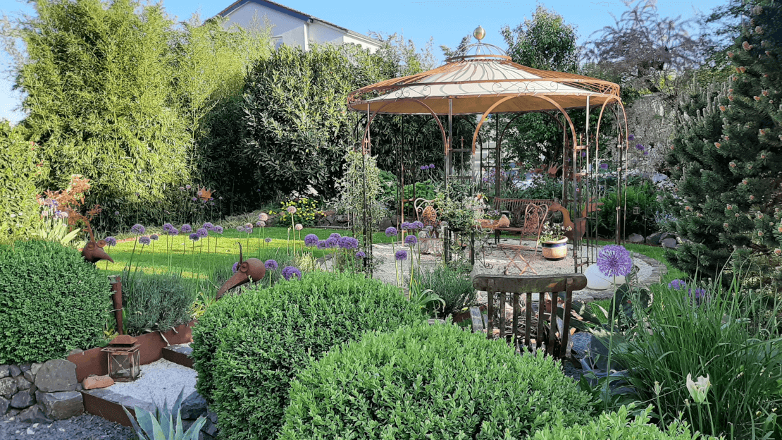 Pavillon Florenz unbeschichtet mit Sonnensegel in schoener Gartenlandschaft