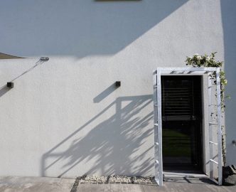 Rosenbogen Sorrento feuerverzinkt im Garten eines modernen Haus