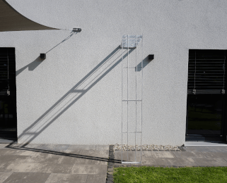 Wandrosenbogen Savona im Garten eines modernen Hauses