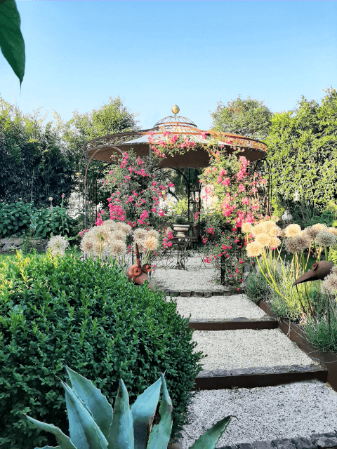 Pavillon Florenz in einem blühenden Garten