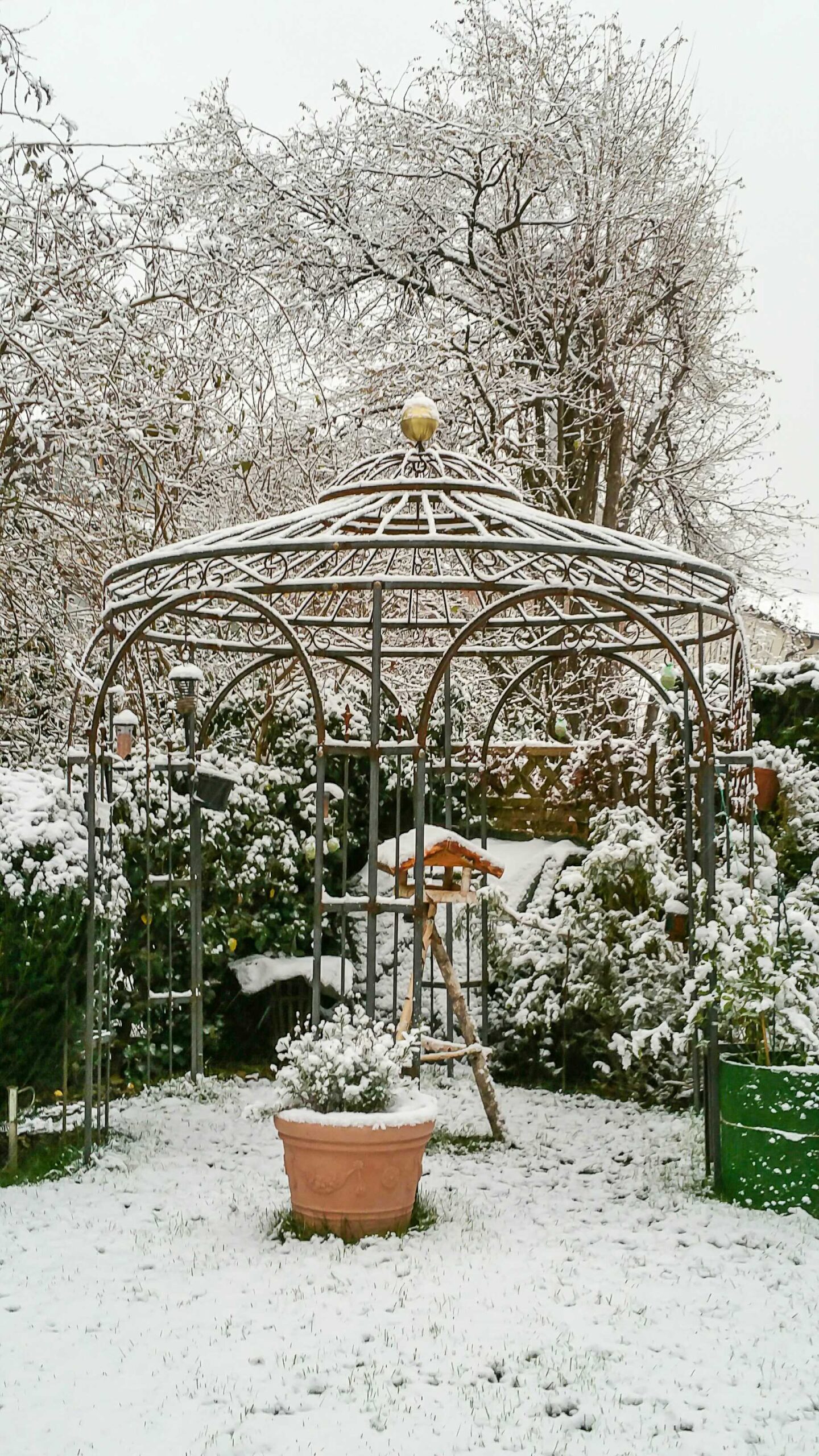 Pavillon Milano unbeschichtet mit Messingkugel in einem Garten